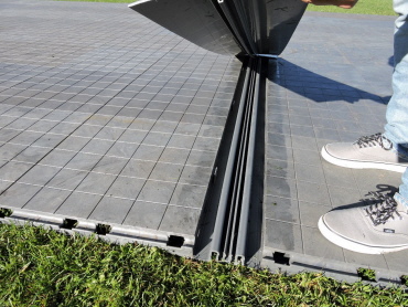 Dehnungssystem zwischen EXPO-tent Zeltboden ist ein innovatives Zubehör Dehnungssystem zwischen EXPO-tent Zeltboden ist ein innovatives Zubehör