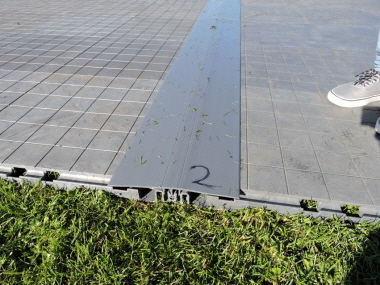 Expansions mit Abdeckung im EXPO-floor Systemboden gegen temperaturbedingte Ausdehnungen