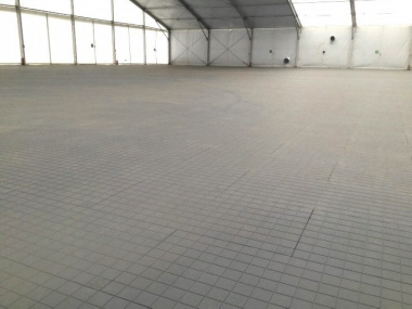 EXPO-floor ist ein Zeltboden für eine humanitäre Unterbringung durch eine Hilfsorganisation