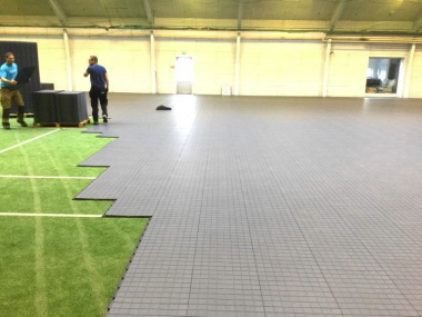 EXPO-floor Zeltboden für eine humanitäre Unterbringung in einer Sporthalle