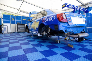 EXPO-roll im Fahrerlager eines Racing Teams in hell- und dunkelblau