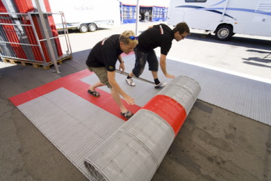 Der Zeltboden EXPO-roll wird installiert