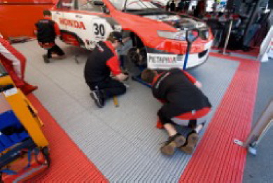 Zeltboden Typ EXPO-roll im Fahrerlager Racing Team - in hellgrau und rot Zeltboden Typ EXPO-roll im Fahrerlager Racing Team - in hellgrau und rot