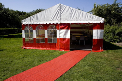 EXPO-roll im Partyzelt und als Gehweg in rot