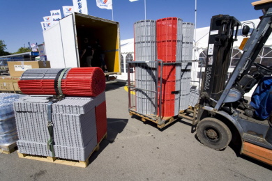 Der Zeltboden EXPO-roll wird verladen