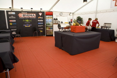 Catering mit EXPO-tent Zeltboden in der Farbe rot Catering mit EXPO-tent Zeltboden in der Farbe rot