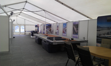 Messezelt mit EXPO-tent Zelzboden in der Farbe dunkelgrau Messezelt mit EXPO-tent Zelzboden in der Farbe dunkelgrau
