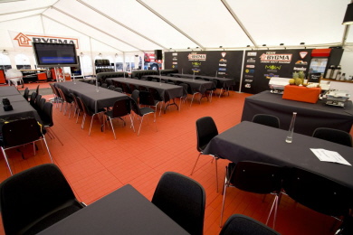 Catering im EXPO-tent Zeltboden in der Farbe rot Catering im EXPO-tent Zeltboden in der Farbe rot