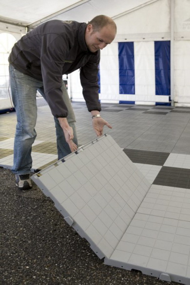 Verlegungng mit 2 Stück EXPO-tent Bodenplatten in der Farbe hellgrau Verlegungng mit 2 Stück EXPO-tent Bodenplatten in der Farbe hellgrau