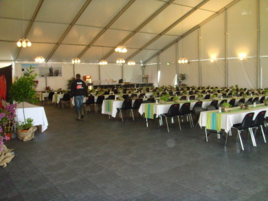Festzelt mit EXPO-tent Zelzboden in der Farbe dunkelgrau Festzelt mit EXPO-tent Zelzboden in der Farbe dunkelgrau